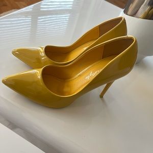 Cute yellow pumps